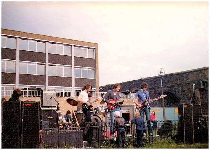 Le tout premier concert de Dire Straits, encore sous le nom des Café Racers, le 26 juin 1977, derrière Farrer House (Merci à Jeroen Van Tol pour la photo)