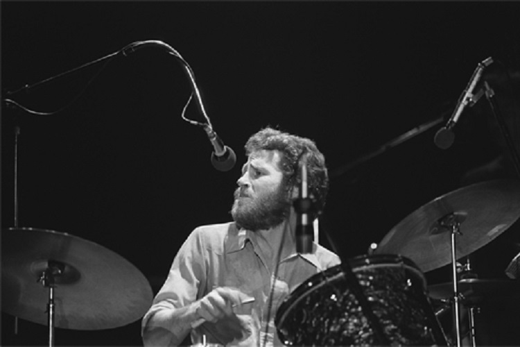Levon_Helm_with_drums