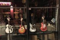 Deux modèles de guitares de Mark Knopfler dans la même vitrine